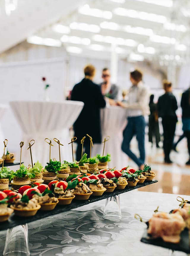 Come organizzare una cena aziendale eco-friendly: consigli e idee per promuovere la sostenibilità in azienda