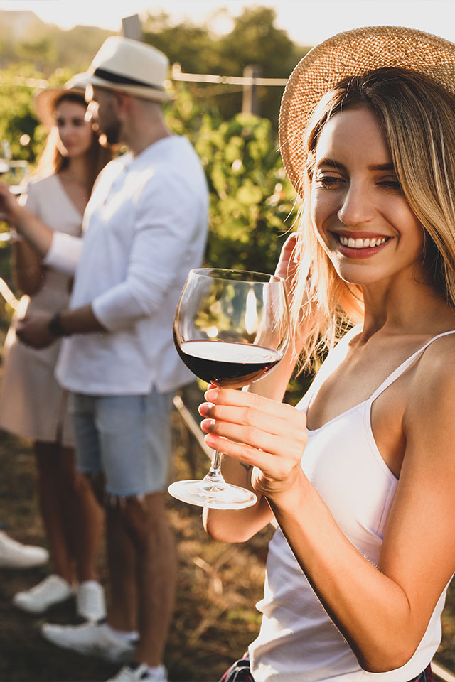 Organizzare un evento sul vino all’aperto: da picnic in vigna a feste in spiaggia